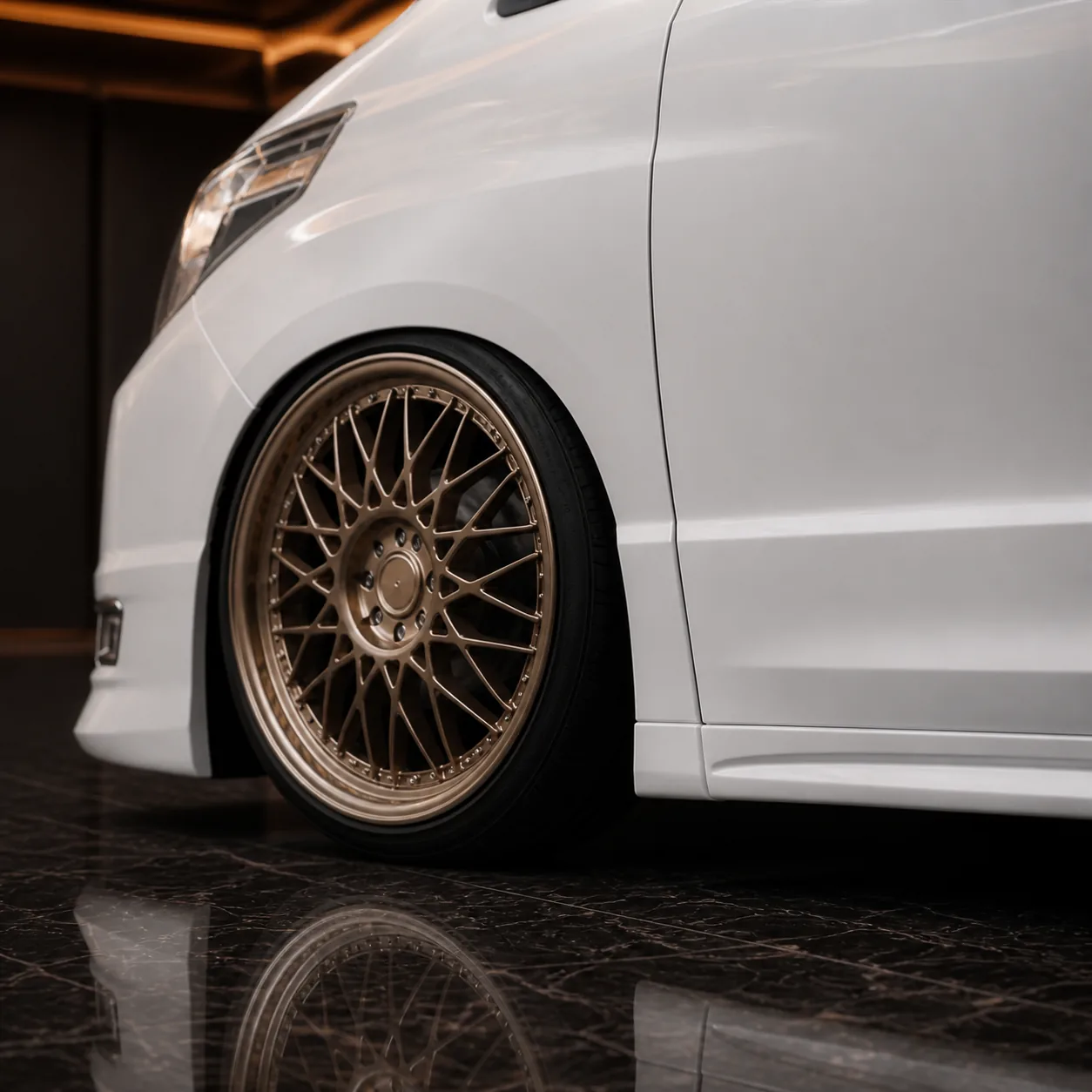 Toyota Alphard 20 late blank-centre bronze mesh wheel and understated side-step AI concept detail