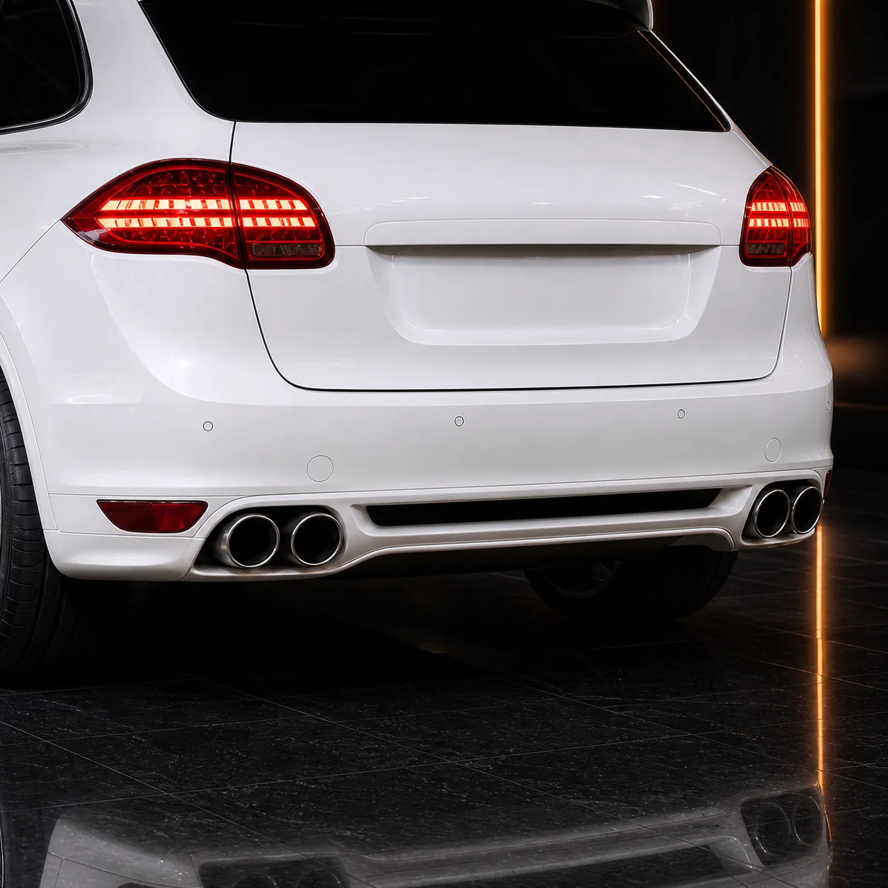Porsche Cayenne V6 958 smooth no-gate tailgate rear half and four round outlets AI concept detail