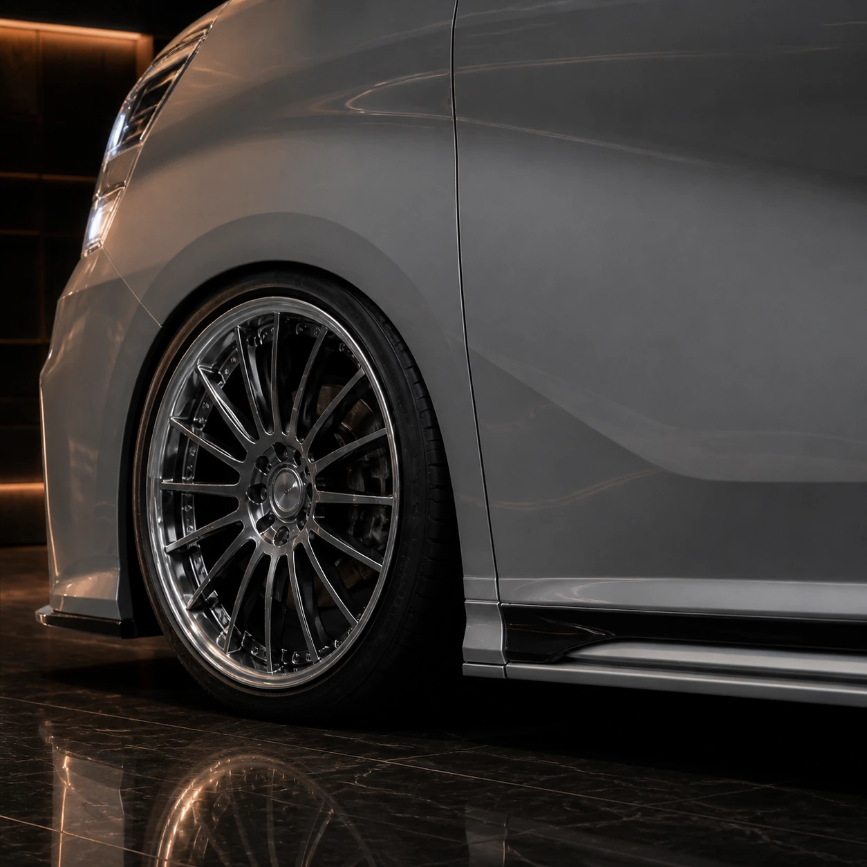 Toyota Vellfire 20 late split-ten-spoke wheel and Z-grade side-step AI concept detail