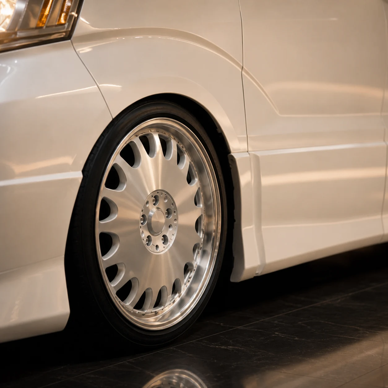Executive Aero — Toyota Alphard 10 MS/AS Pre-Facelift (2002–2005) — wheel and side detail