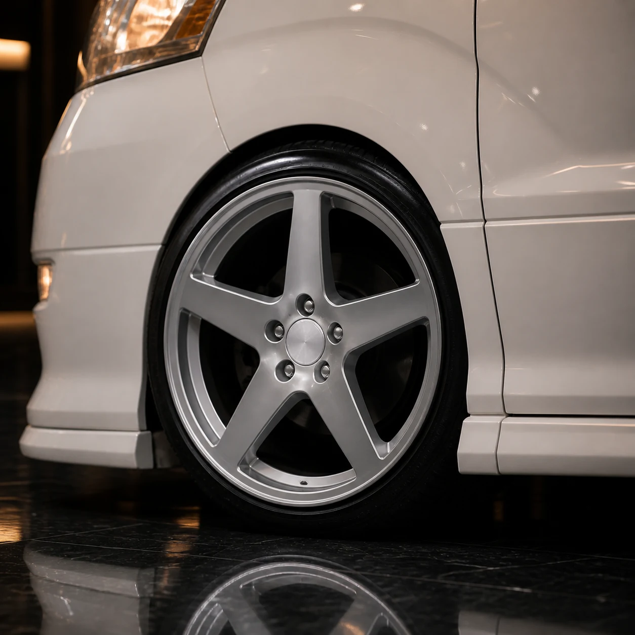 Executive Aero V1 — Toyota Alphard 10 MZ/AZ/MX/AX Pre-Facelift (2002–2005) — wheel and side detail