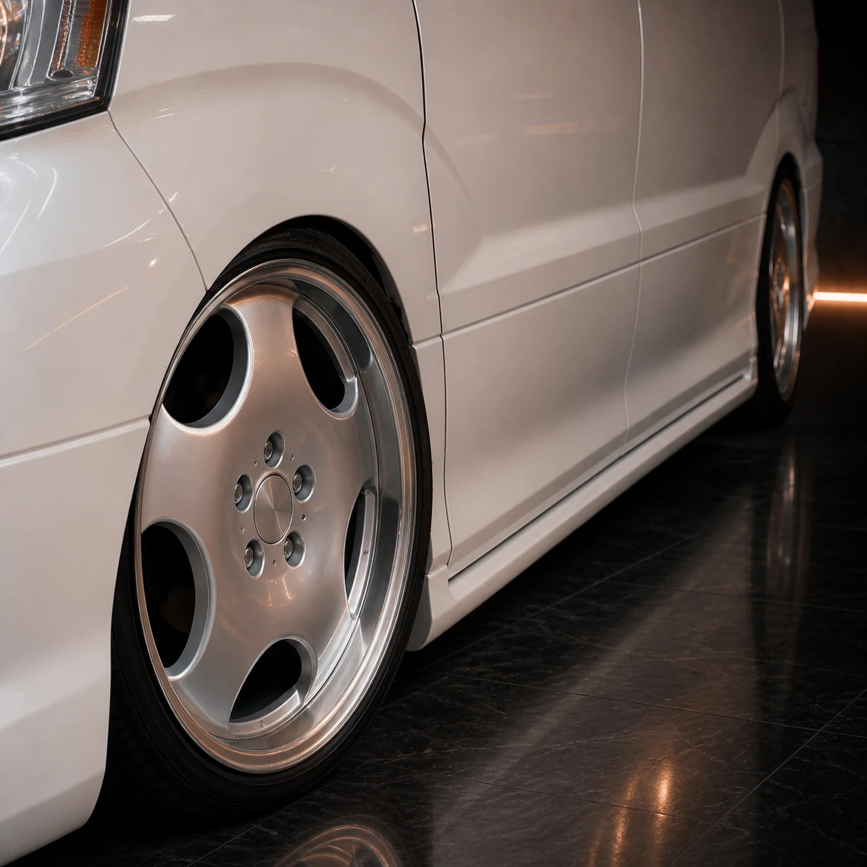 Executive Aero V2 — Toyota Alphard 10 MZ/AZ/MX/AX Pre-Facelift (2002–2005) — wheel and side detail